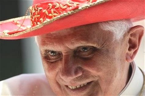 Osservatore Romano: “Papa non veste Prada ma Cristo”